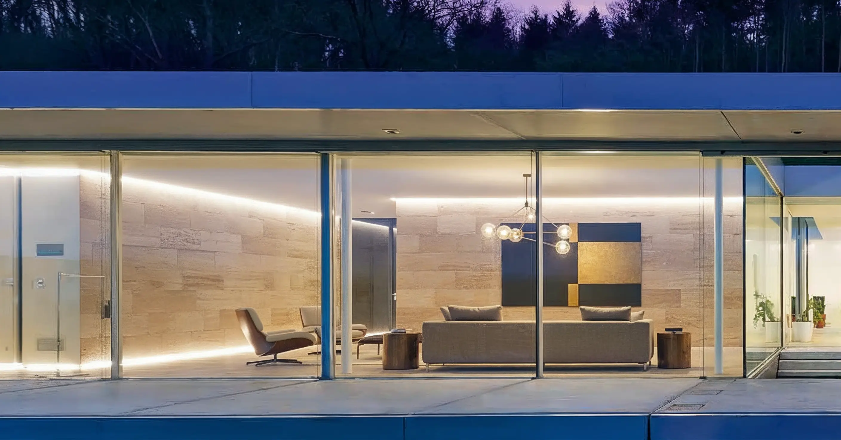 Vista real de la corredera Fly Light integrada en fachada. Sus perfiles ultrafinos permiten que el vidrio sea el protagonista, ofreciendo una conexión continua entre interior y exterior con la máxima entrada de luz natural. El cruce central de tan solo 21 mm y el suelo enrasado logran una estética limpia y elegante, ideal para proyectos contemporáneos que buscan amplitud visual y confort.